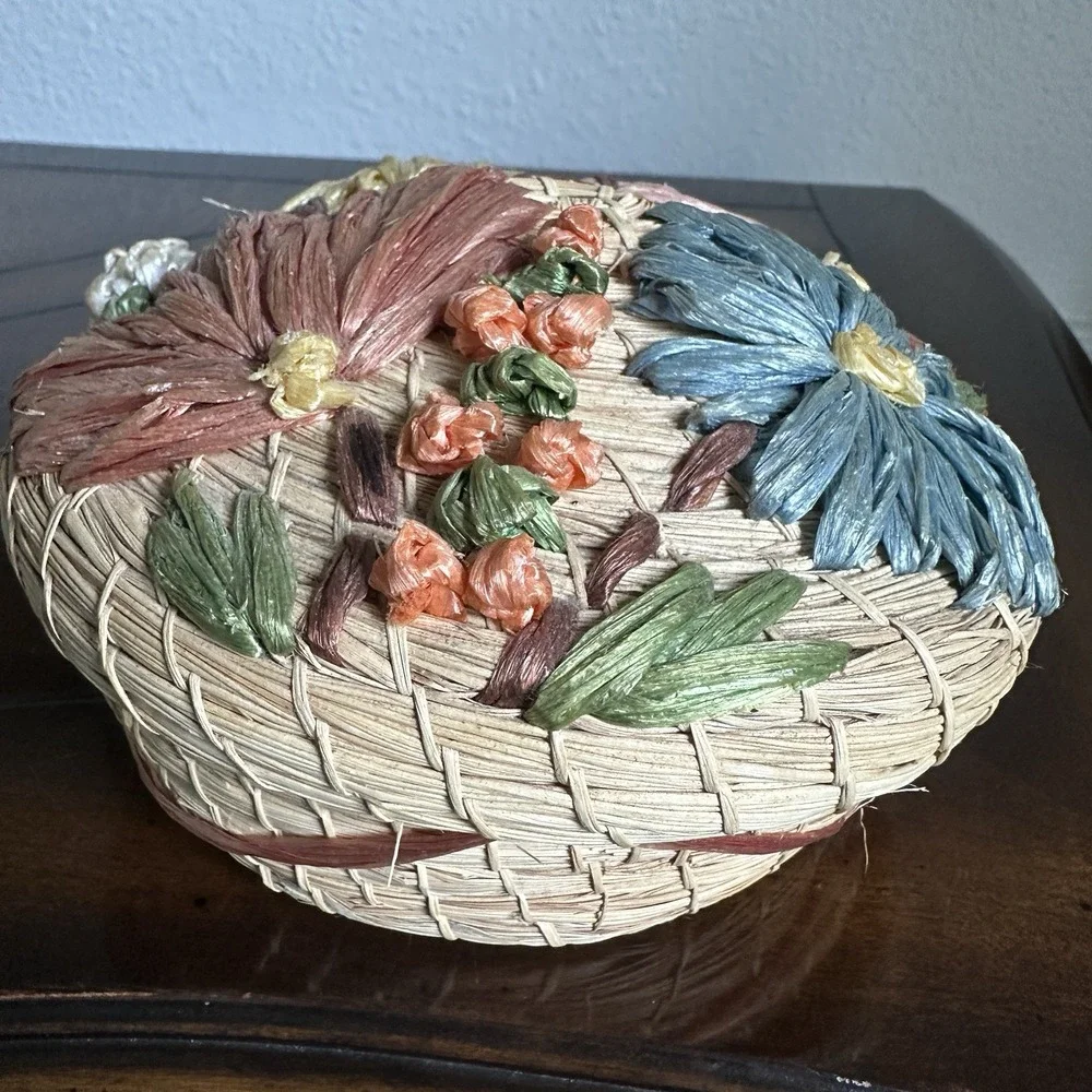Vintage Raffia Flower Lidded Basket 5.25 Inch Woven Pine‎ Needles Storage Boho